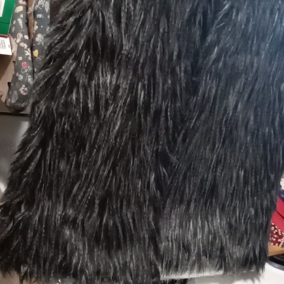 Adrianna Papell Faux Fur Vest (Plus sized) - Picture 17 of 17